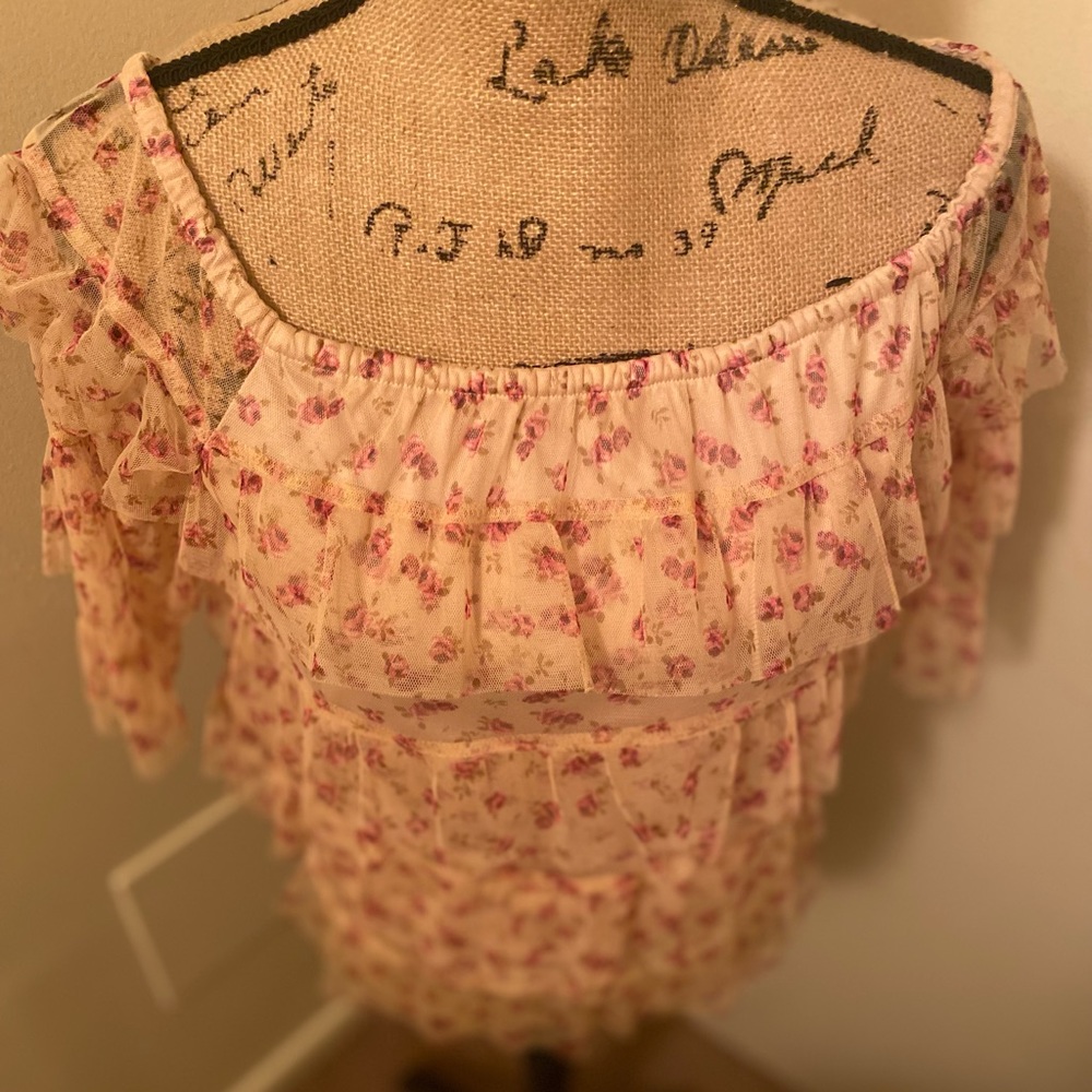 3/4/$15 Fun Flirty and Fabulous!! Ditsy Print Floral Top.